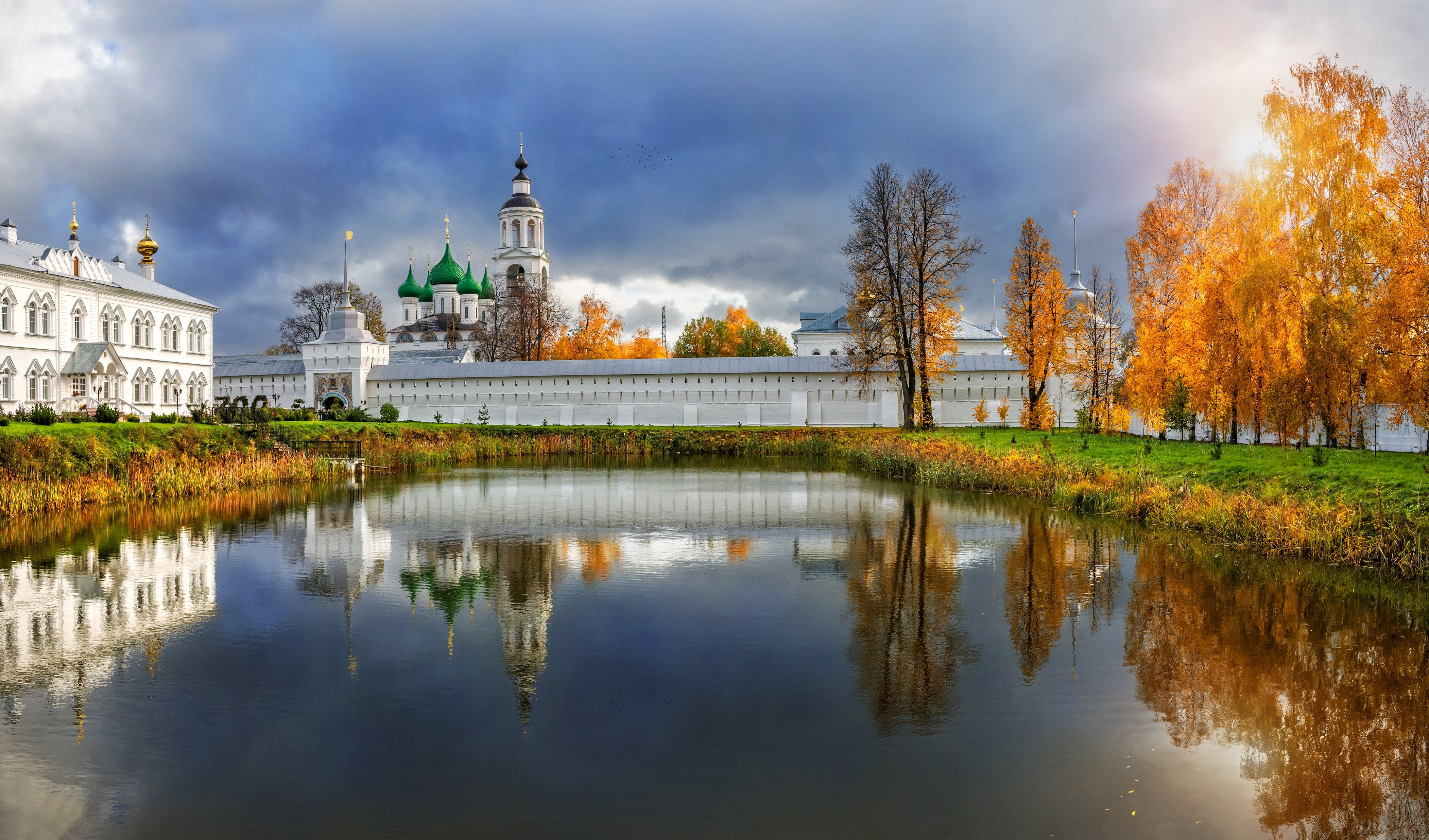 Ярославль кострома. Толгский монастырь Золотая осень Ярославль. Толгский монастырь осенью Ярославль. Толгский монастырь Переславль-Залесский. Толга Ярославль осенью.